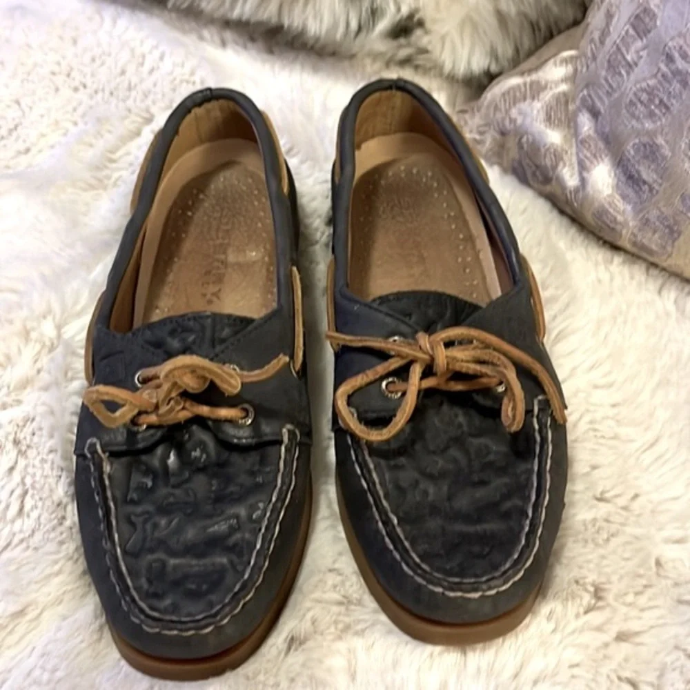 Sperry Woman’s Navy Blue Embossed Leather Whale & Anchor Top Sider Boat Shoes 7